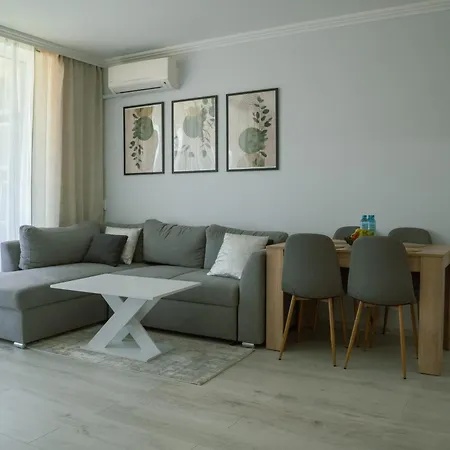 Park Pool Parking Terrace Airport Apartament Warna